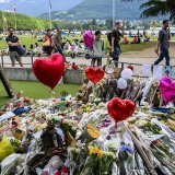 "On pense à vous", dit un des messages posés au milieu des fleurs, des peluches et des ballons rouges en forme de coeur qui s'accumulent dans le jardin d'enfants, à proximité du lac aux eaux turquoises.